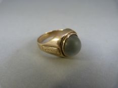 9ct Gents Cabachon Moonstone ring - Size S 1/2 UK and 9.25 USA - Weight approx 8.5g