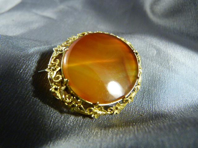 Victorian Unmarked Gold and Banded Agate Brooch with typical sentimental Ivy leaf border. - Image 2 of 2