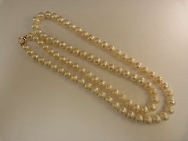 Freshwater cultured pearl necklace 35" long approx 10.2mm pearls with 9ct clasp