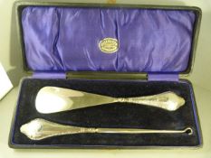 Cased silver handled button hook and shoe horn Chester 1907