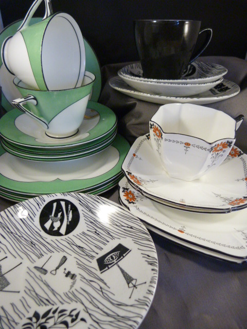 Shelley part tea service 'Red Daisies embossed enamel (2 saucers, 2 side plates, and one teacup), - Image 27 of 30