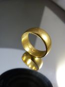 18ct hallmarked gold band approx. weight 8.5g