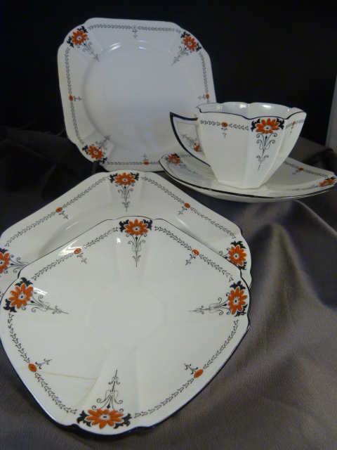 Shelley part tea service 'Red Daisies embossed enamel (2 saucers, 2 side plates, and one teacup), - Image 11 of 30