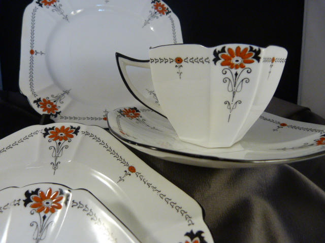 Shelley part tea service 'Red Daisies embossed enamel (2 saucers, 2 side plates, and one teacup), - Image 14 of 30