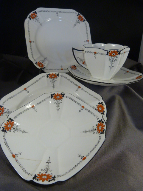 Shelley part tea service 'Red Daisies embossed enamel (2 saucers, 2 side plates, and one teacup), - Image 12 of 30