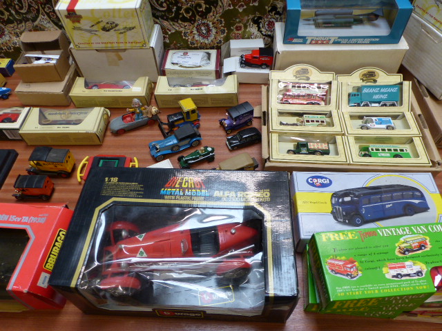 Large quantity of boxed toy cars to include Corgi, Burago Diecast, Models of Yesteryear, Matchbox - Image 9 of 10