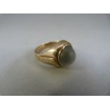 9ct Gents Cabachon Moonstone ring - Size S 1/2 UK and 9.25 USA - Weight approx 8.5g