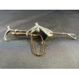 Equestrian - Hunting tie clip in the form of horses head mounted on a hunting whip - in unmarked