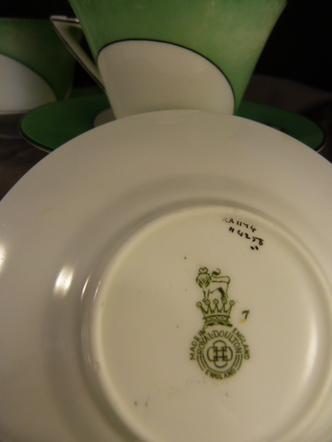 Shelley part tea service 'Red Daisies embossed enamel (2 saucers, 2 side plates, and one teacup), - Image 25 of 30