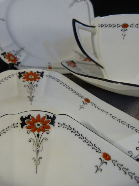 Shelley part tea service 'Red Daisies embossed enamel (2 saucers, 2 side plates, and one teacup), - Image 16 of 30
