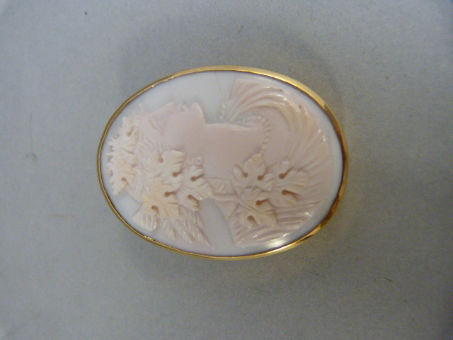 Victorian Angel Coral cameo brooch in 18ct Gold (depicting Goddess) approx 40mm x 31mm across - Image 8 of 10