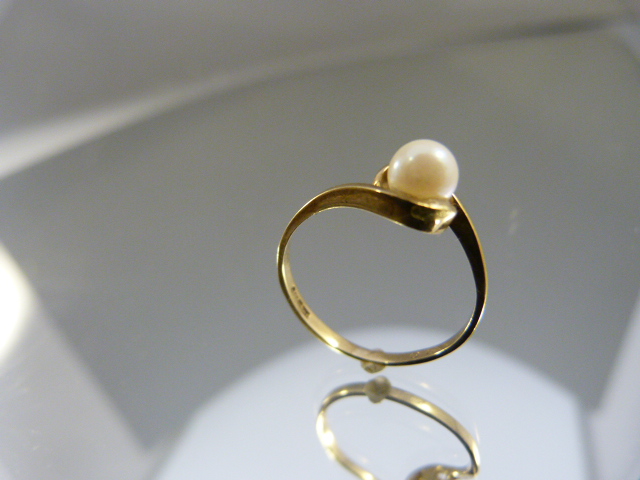 9ct Gold ring set with single pearl - Image 2 of 2