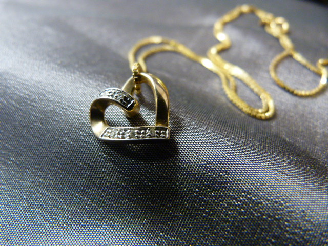 9ct Gold Diamond set heart pendant, hung on an approx 16" fine Box Link chain. the pendant - Image 2 of 4