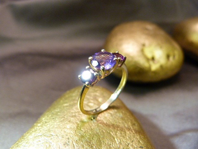 9ct Amethyst and Garnet Ring, central Amethyst approx 5.4mm diameter with an approx 3.9mm diameter - Image 4 of 5