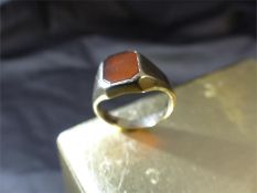 Quality 9ct Gold London 1954 Gents Cornelian Signet Ring by ACCo. The head measures approx 11.17mm