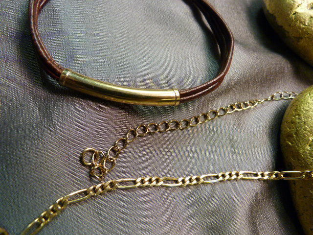 9ct Gold Hollow curb link bracelet approx 6.4mm wide and 8 1/2" long A/F. Weight approx 8.8g - Image 3 of 4
