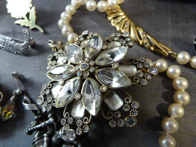 Collection of costume jewellery to include a 9ct Gold cameo brooch with safety chain - Image 3 of 3