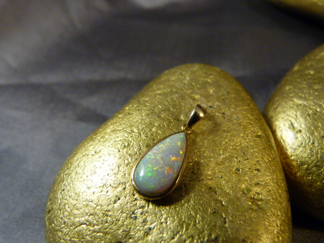 14K Gold approx 22.4mm (including Bale) x 8.5mm Tear Drop shape, Opal Pendant - Weight approx 1.1g - Image 2 of 4