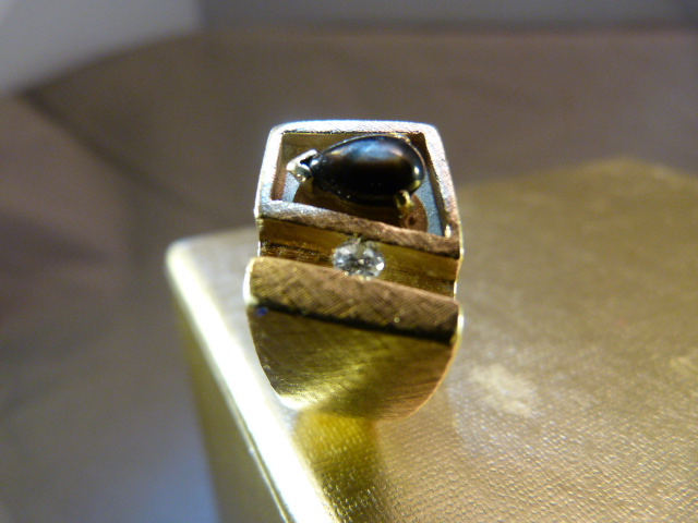 Gent's Contemporary 1970's design ring. Unmarked Gold (possibly 14K), set with an approx 10 point - Image 5 of 5