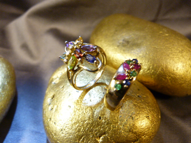 Two 9ct Gold multi gem stone rings by QVC. (1) 7 Marquis shaped stones set with 3 small accent - Image 5 of 8