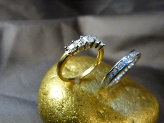 Two 18ct Gold CZ set rings. (1) White Gold full ET ring set with 29 brilliant cut CZ stones. (2) - Image 3 of 7