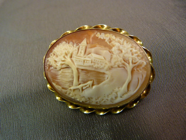 Vintage 9ct Gold Cameo brooch measuring approx: 35.24mm x 45mm across. The Pastoral scene is of a - Image 2 of 3