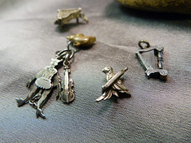 Collection of small charms - Piano with lift filigree top, Harp, bird on swing, others and an - Image 4 of 4