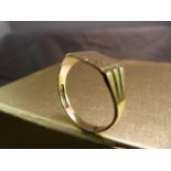 9ct Gold Signet Ring - marked M.B to front and weight 3g Ring Size U