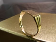 9ct Gold Signet Ring - marked M.B to front and weight 3g Ring Size U