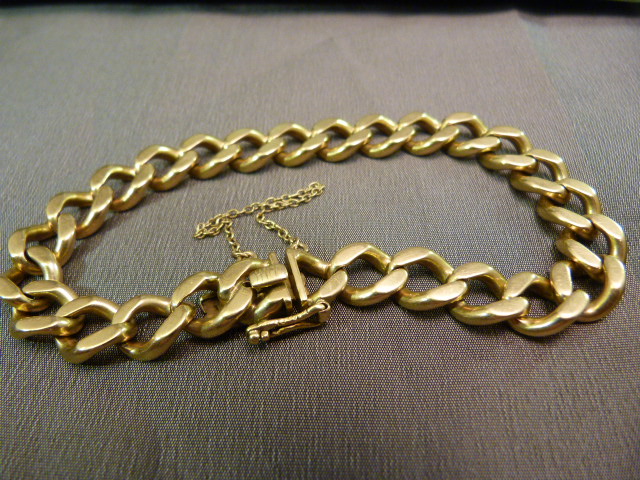 18ct Gold Curb Link Bracelet, approx 10mm Wide and Approx 9" long with a safety clasp and safety