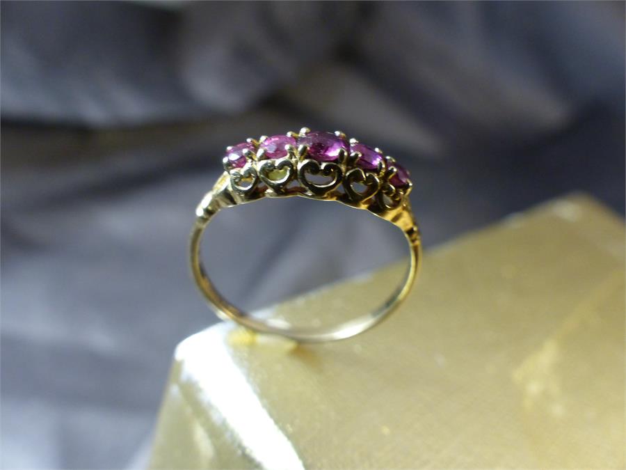 9ct Graduated Ruby 5 stone ring. Size UK - N and USA 6.5. Weight approx - 1.3g20