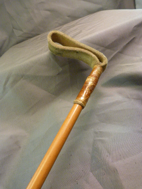 Cane hunting whip with horn handle and silver coloured collar - Image 2 of 2