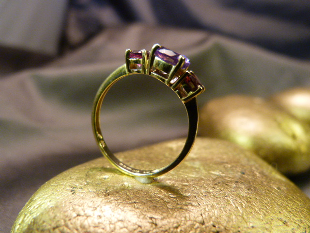 9ct Amethyst and Garnet Ring, central Amethyst approx 5.4mm diameter with an approx 3.9mm diameter - Image 5 of 5