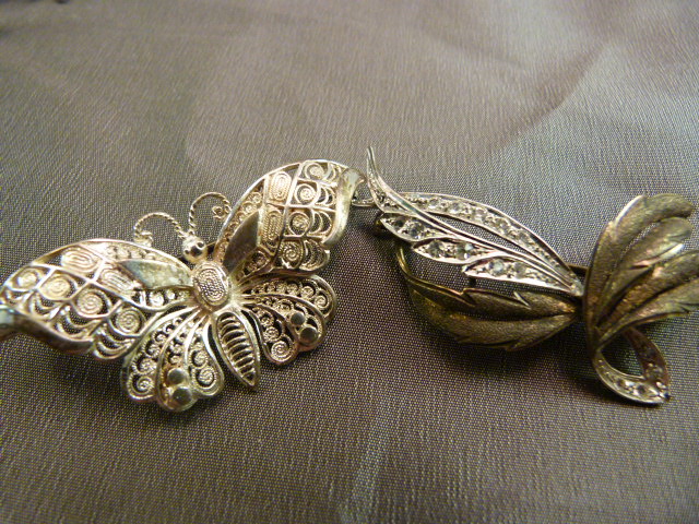 Five silver brooches and a silver chain weighting approx 37.2g - Image 2 of 5