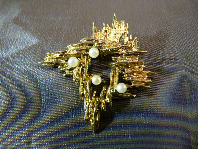 1950's 9ct Gold comtemporary brooch by Eld. Measuring approx 42.3mm x 42.3mm. The 'Bark' finish