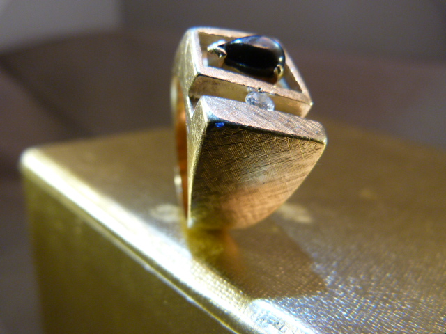 Gent's Contemporary 1970's design ring. Unmarked Gold (possibly 14K), set with an approx 10 point - Image 2 of 5