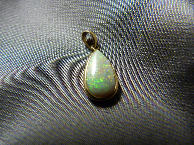 14K Gold approx 22.4mm (including Bale) x 8.5mm Tear Drop shape, Opal Pendant - Weight approx 1.1g - Image 3 of 4