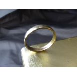 9ct Gold approx 3.92mm wide wedding band with decorated edges. UK - Z USA 12.5 Approx weight 3.2g