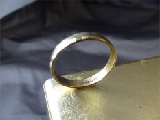 9ct Gold approx 3.92mm wide wedding band with decorated edges. UK - Z USA 12.5 Approx weight 3.2g