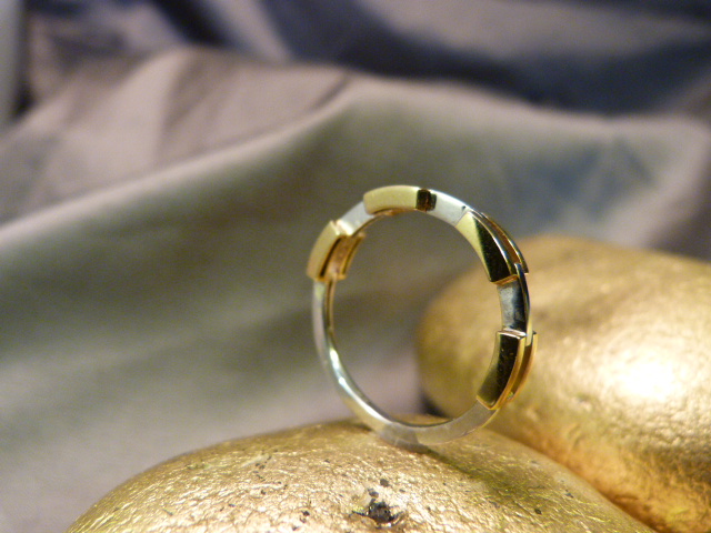 9ct White and Yellow Gold 'Chain Link' Designer Ring. Size UK - R 1/2 and USA - 9. Weight approx 2. - Image 3 of 4