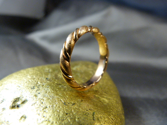 Three Gold on Silver dress rings. (1) Rose coloured Gold of textured and polished twist band - Image 6 of 9