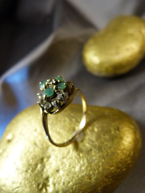 9ct Emerald and CZ cluster ring. Size UK - M and USA - 6. Weight approx 2.5g - Image 3 of 5