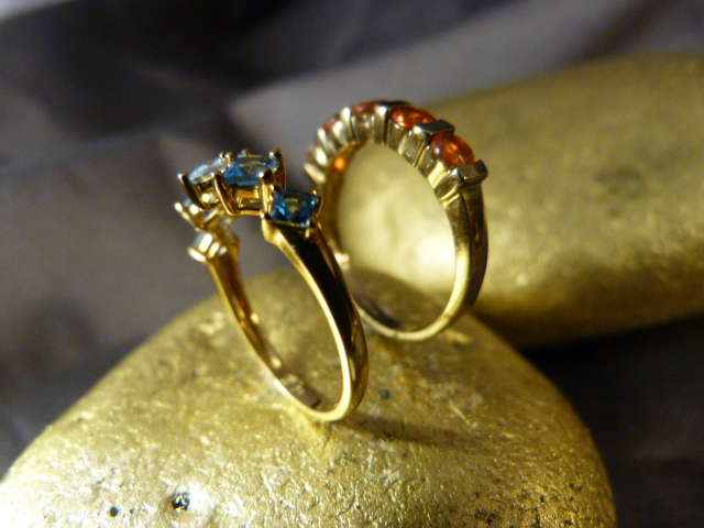 2 9ct Gold Gem stone set rings by QVC. (1) 5 pale blue Princess Cut stones set in a band. (2) 5 - Image 5 of 7