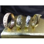 4 x 9ct Gold Wedding Band style rings - (1) approx 5mm wide White Gold decorated with 'stars' in a