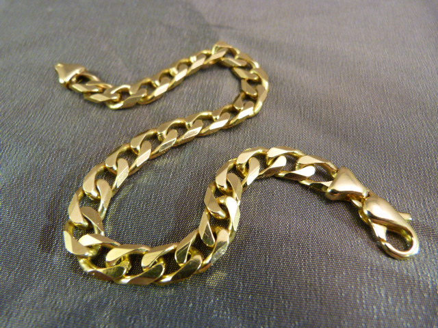 9ct Gold Hallmarked facetted curb link chain approx 6.73mm Wide Bracelet, with unmarked lobster claw