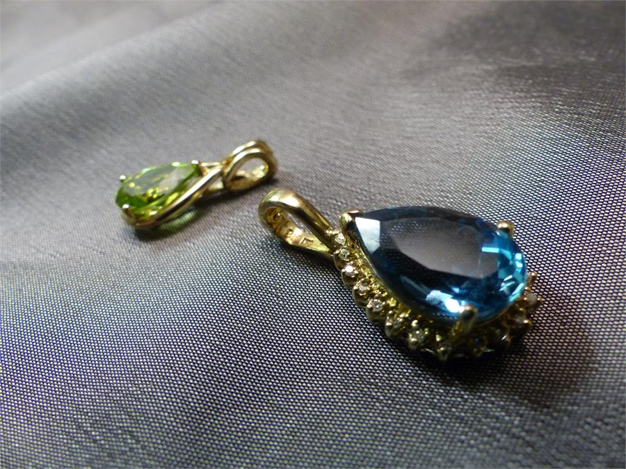 Two 9ct Tear Drop pendants - 1 set with an approx 10.25mm x 7.4mm wide Peridot. The other set with - Image 5 of 12