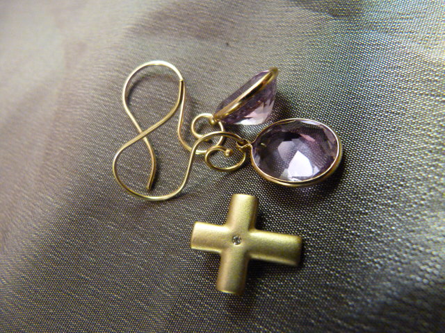 Box containing a pair of 14K designer Amethyst drop earrings and a 9ct Gold Matt finish cross, set - Image 3 of 3