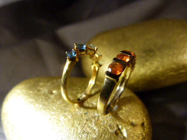 2 9ct Gold Gem stone set rings by QVC. (1) 5 pale blue Princess Cut stones set in a band. (2) 5 - Image 6 of 7