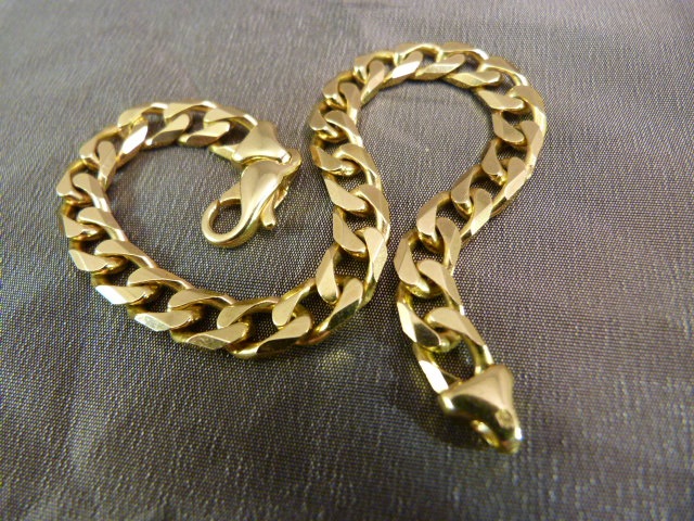 9ct Gold Hallmarked facetted curb link chain approx 6.73mm Wide Bracelet, with unmarked lobster claw - Image 2 of 2