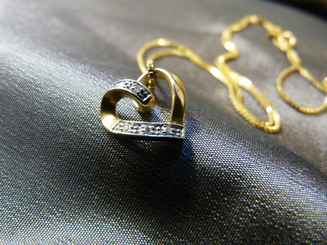 9ct Gold Diamond set heart pendant, hung on an approx 16" fine Box Link chain. the pendant - Image 3 of 4